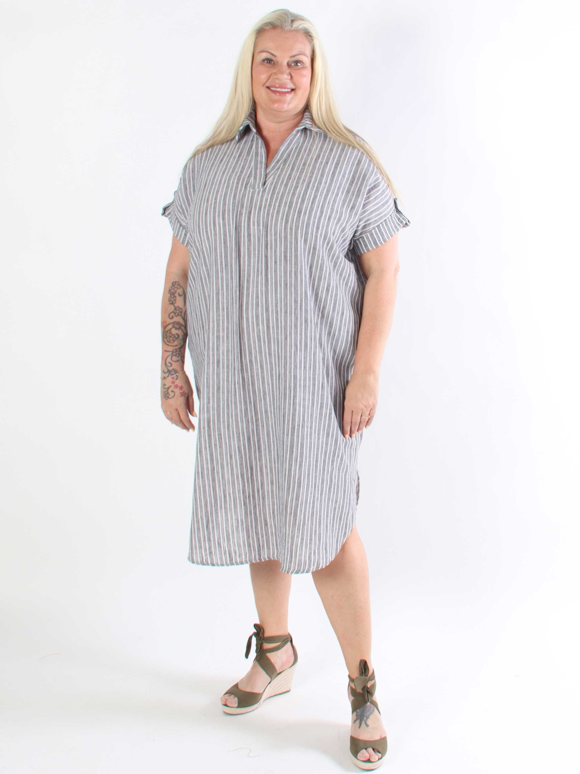 Evelyn - Randig plus size tunikaklänning med skjortkrage